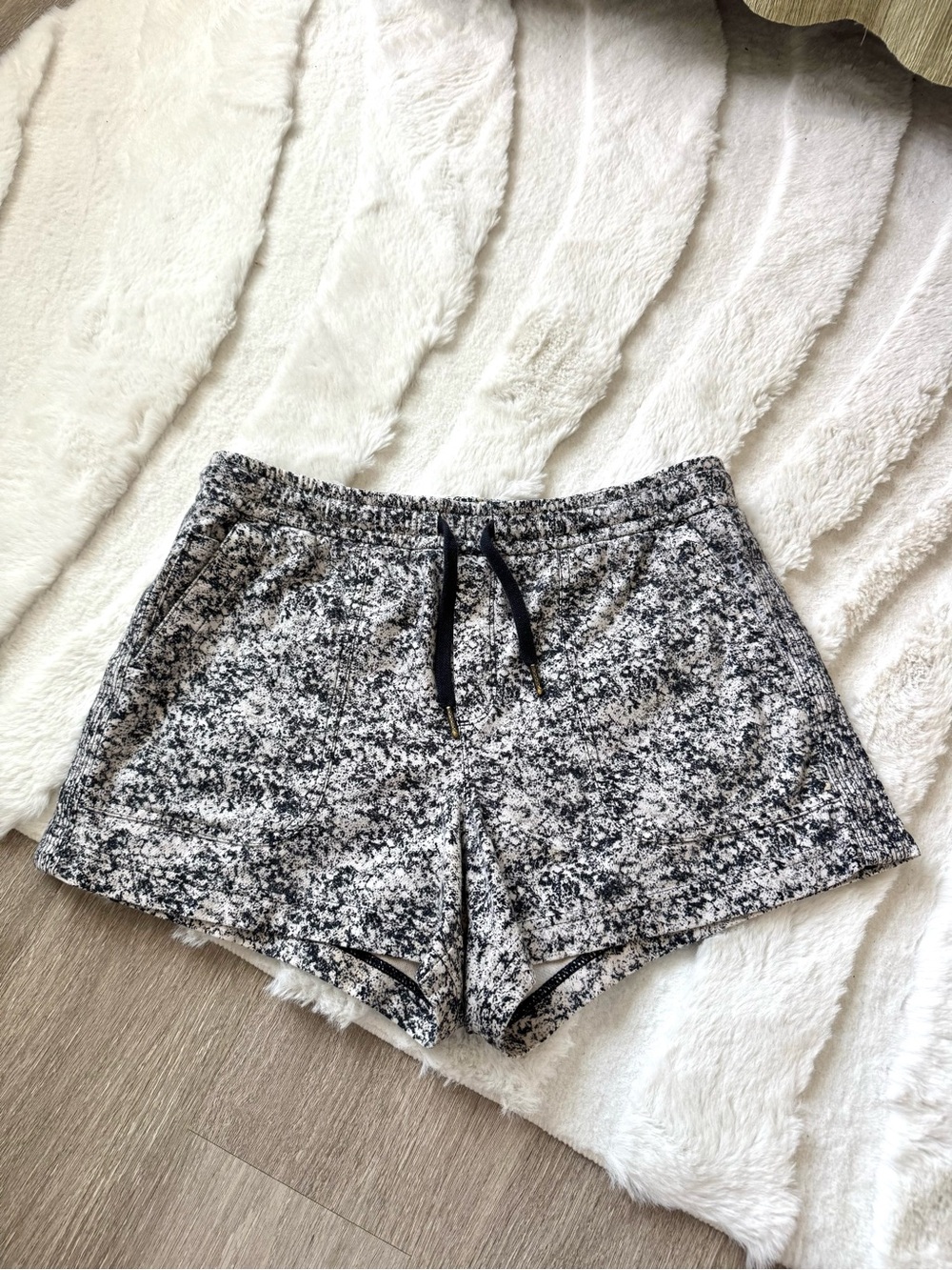 Athleta Farallon Short in Pebbles Texture Black